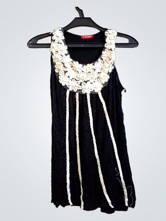 Schwarzes ärmelloses Tanktop mit floralem Ausschnitt