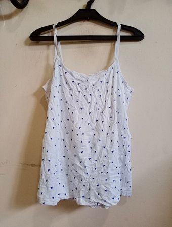 Weißes Top mit blauem Herzchenmuster