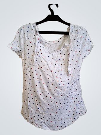Weißes T-Shirt mit weißen Punkten