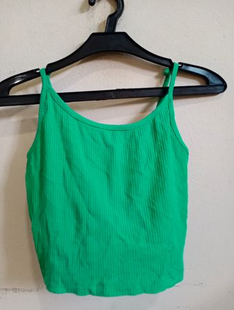 Grünes geripptes Crop-Top
