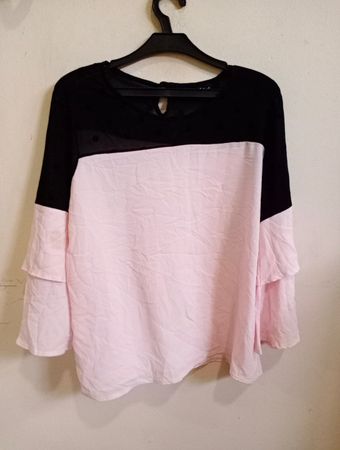 Julie d'Orléans Schwarze und Pinke Bluse mit Rüschensäumen