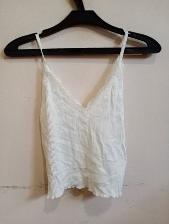 Weißes geripptes Spitzensäumen-Cami-Top