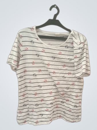 Weißes T-Shirt mit schwarzen Streifen und Anker-Muster