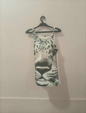 Weißes Tanktop mit Leopardenmuster
