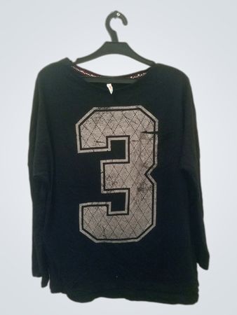 Schwarzes Langarmshirt mit "3" Grafik
