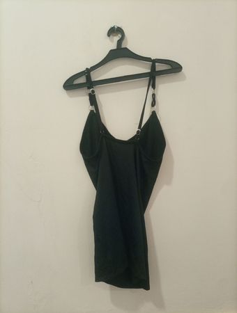 Schwarzes Spaghetti-Träger-Kleid mit silbernen Akzenten