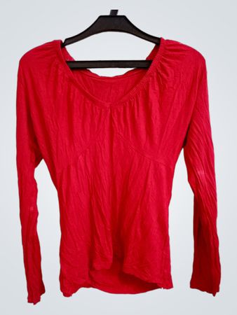 Rotes Langarmshirt