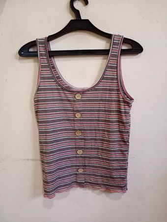Gestreiftes Button-Top
