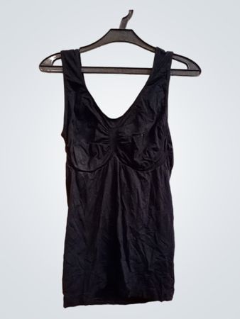 Schwarzes Tanktop mit Namensschild