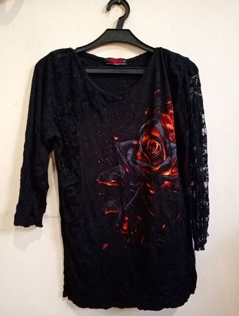 Spiral Direct Schwarzes Spitzenärmel-Rosen-T-Shirt