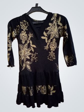 Schwarzes Kleid mit goldenem Blumenmuster