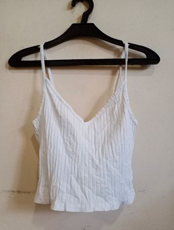 Geteiltes weißes geripptes Spaghetti-Trägershirt