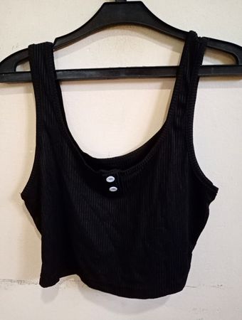 Schwarzes geripptes Tank-Top mit zwei Knöpfen