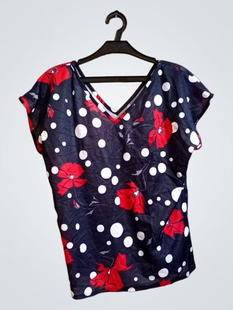 Dunkelblaues V-Ausschnitt-Top mit roten Blumen und weißen Pünktchen.