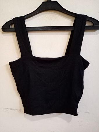 AMISU Schwarzes geripptes kurzes Tanktop