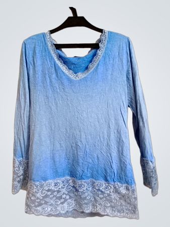 Blaues Langarmoberteil mit Spitzenbesatz