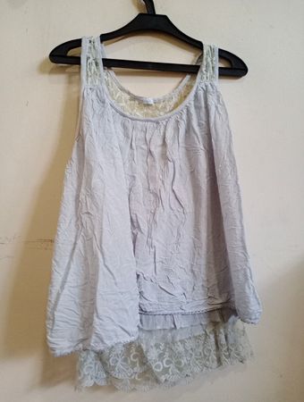 Tanktop mit hellblauen Spitzenbesatz