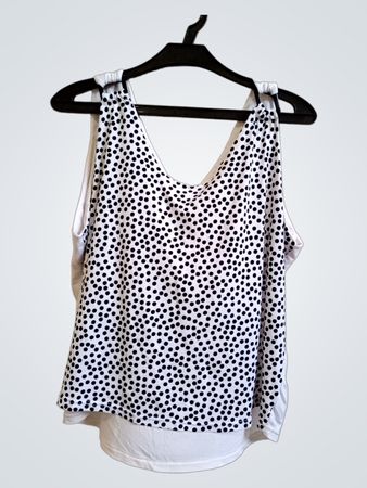 Weißes Tanktop mit schwarzen Punkten