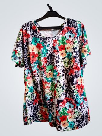 Blumendesign und Leopardenmuster T-Shirt