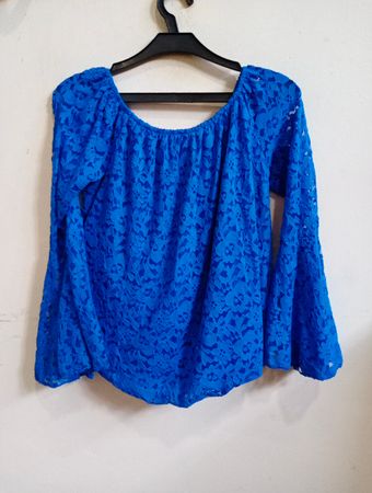 Top mit blauen Spitzenläufen und Glockenärmeln