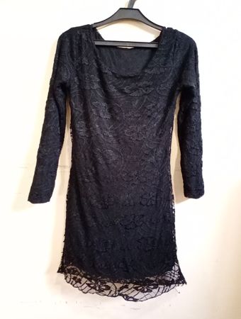 Schwarzes Spitzenkleid