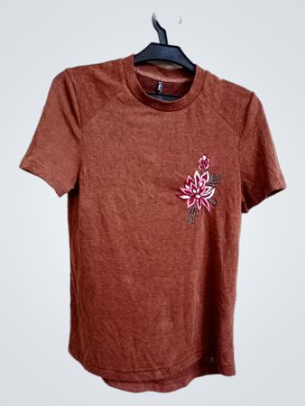 ONLY Damen braunes T-Shirt mit floralem Stickereimuster