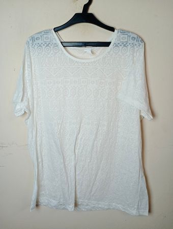 Weißes T-Shirt mit geometrischem Muster