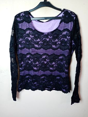 Lila und schwarze Spitzenbluse mit langen Ärmeln