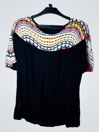 Schwarzes T-Shirt mit bunten gemusterten Ärmeln