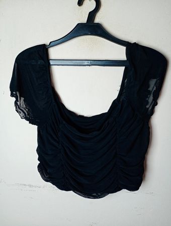 Schwarzes gerüschtes Mesh-Crop-Top