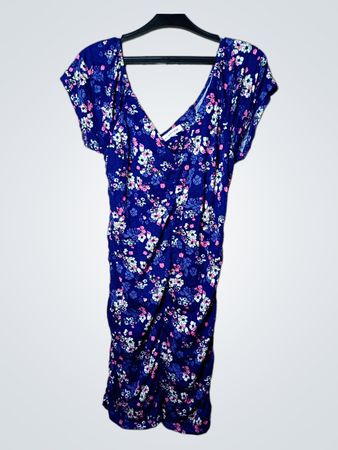 Blaues florales Druck-Rüschenkleid