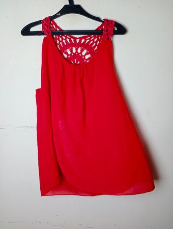 Rotes Kleid mit Häkel-Detail