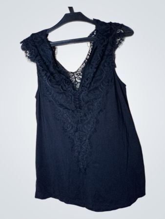 Schwarzes ärmelloses Top mit Spitze.
