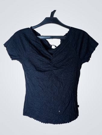 Schwarzes gerüschtes V-Ausschnitt T-Shirt