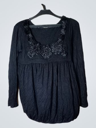 Schwarzes Langarmoberteil mit floralen Verzierungen