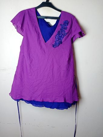 Lila und blauer verzierten Oberteil