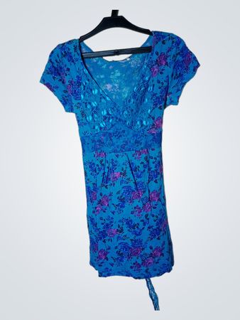 Blaues Blumenkleid mit Spitzenverzierungen