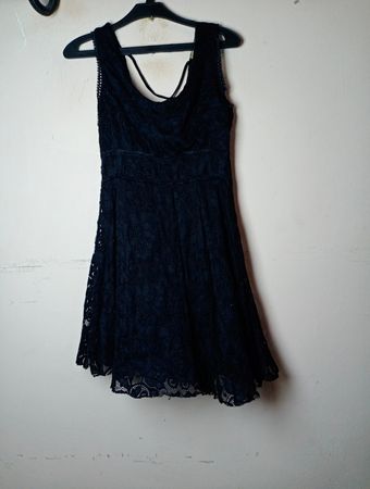 Schwarzes Spitzenkleid