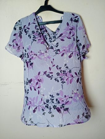Helllila Bluse mit Floraldruck