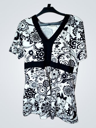 CANDA COLLECTION AT C&A Schwarzes und weißes Blumenmuster V-Ausschnitt T-Shirt