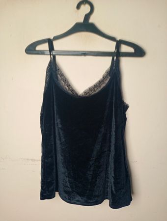 Schwarzes Samt-Cami mit Spitzenbesatz