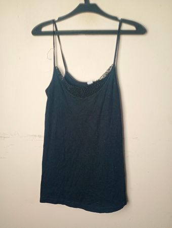 Schwarzes Top mit Spitzenbesatz