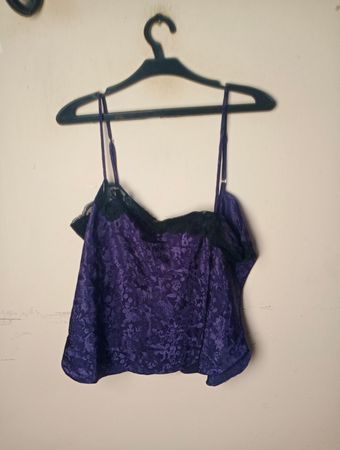Lila Blumendruck-Top mit schwarzer Spitzenkante