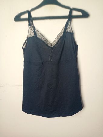 Schwarzes Top mit Spitzenrand