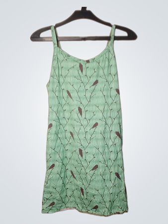 Grünes Kleid mit Vogelmotiv