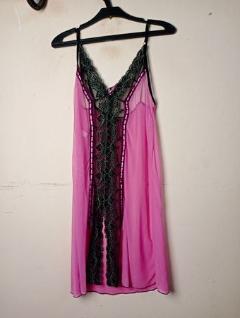Rosa und schwarze Spitzenunterkleid