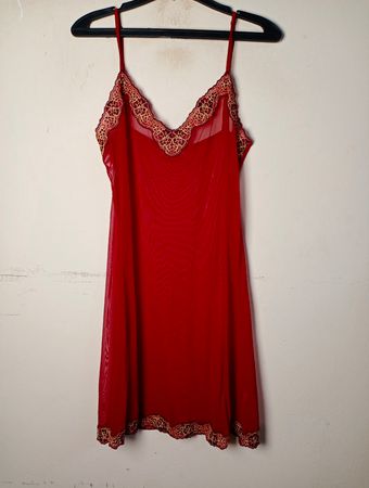 Darjeeling Lingerie Rotes Nachtkleid mit Spitzenbesatz
