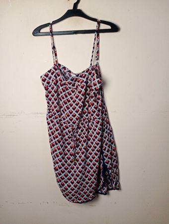 Neues Strandkleid mit rotem und blauem Diamantdesign