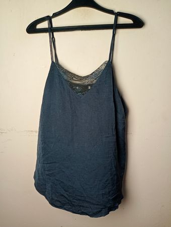 Dunkelblaues Top mit Spitzenbesatz