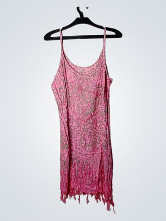 Rosa Kleid mit grünem Muster und fransigem Saum